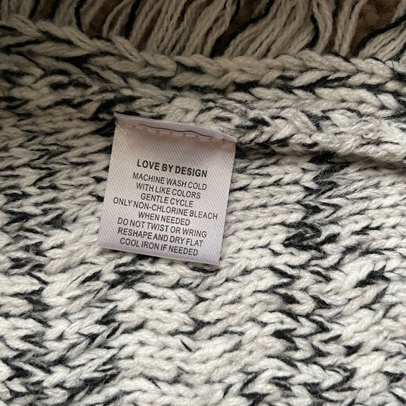 BOGO 🛍️ Distressed Ombré Cable Knit Sweater - Picture 3 of 4